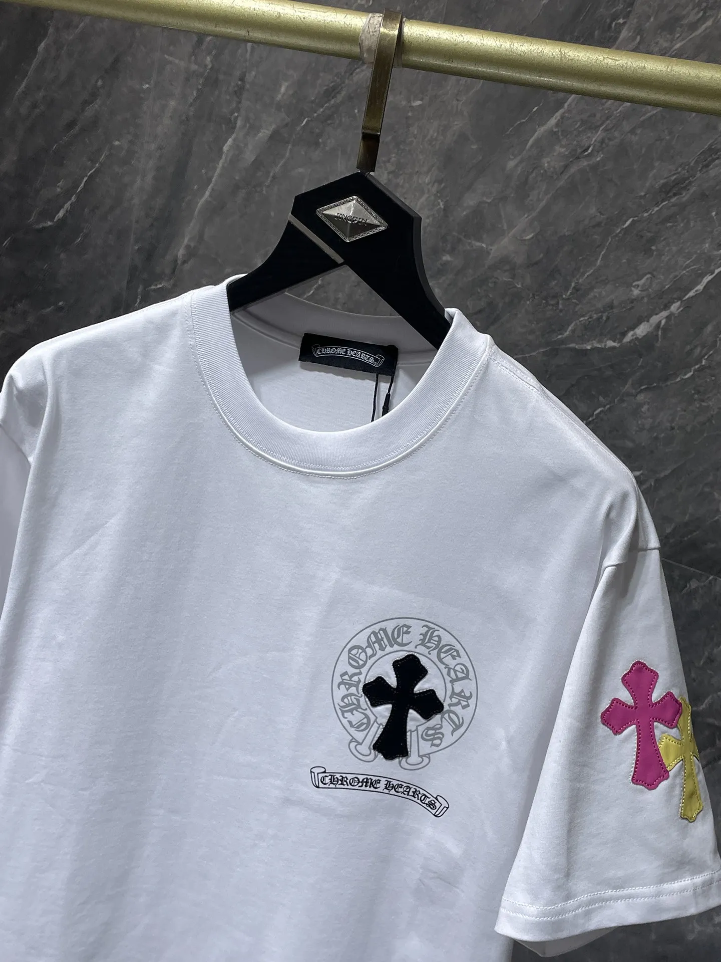 P160 New Chrome Hearts 25ss for summer. High-weight, environmentally friendly and high-quality top-quality fabric. 260g~270g. Chrome colored cross and leather Sanskrit horseshoe short sleeves. Counter synchronization. 1:1 replica version. Recommended colors: white, black.
